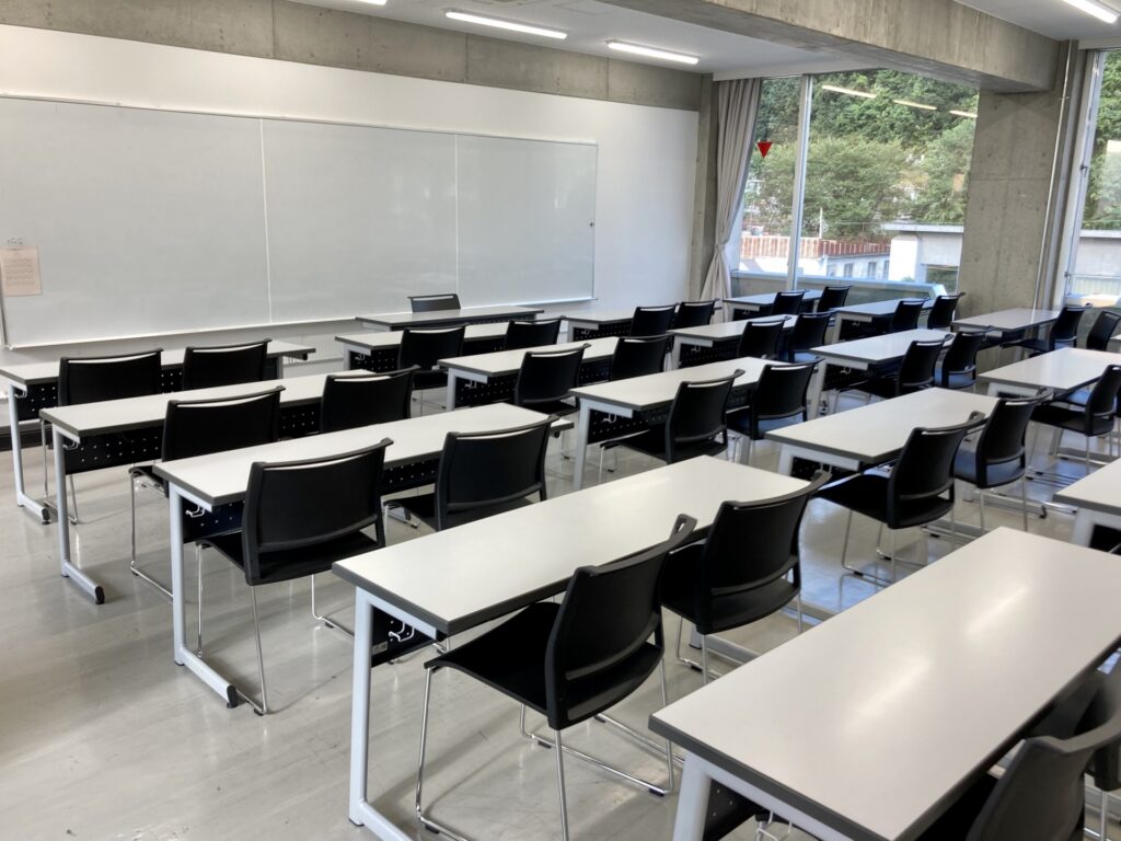 大学の講義室イメージ