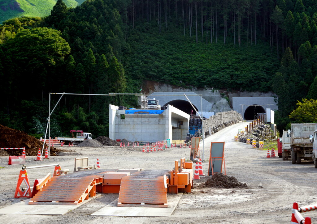 2016年4月の熊本地震で不通になっている国道57号線の新設工事